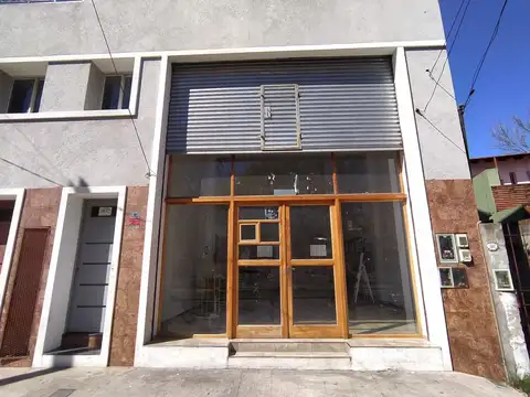 Local de 50 m2 con doble altura frente a plaza "La Rotonda"