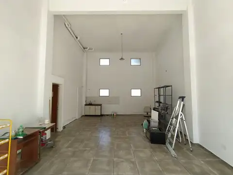 Local de 50 m2 con doble altura frente a plaza "La Rotonda"