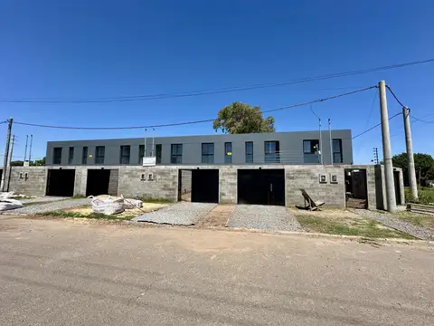 Dúplex en Venta. 3 dormitorios, patio con parrilla, cochera. Barrio Puerta del Sol, Campana