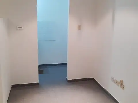 Local en alquiler Zona Céntrica, ideal oficina, apto O/destinos. Ramírez Prop 422-7790 o 