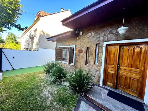 Casa 5 ambientes con 2 baños