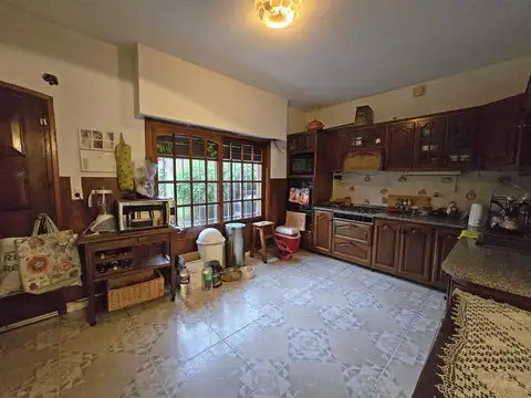 Casa 6 ambientes con 2 baños