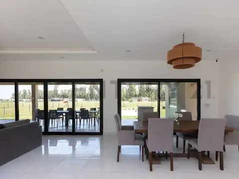 Casa 4 ambientes con 4 baños