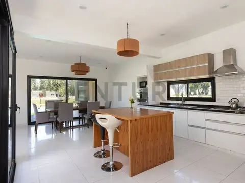 VENTA CASA 4 AMBIENTES – BARRIO CERRADO TRES PINOS – ACEPTA PERMUTA