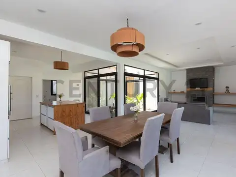 Casa en Venta con 2 cocheras