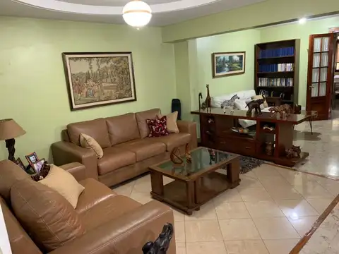 Casa 4 amb. con garage y parque de 20mts