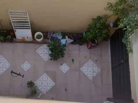 Casa con garage de 4 ambientes terraza y departamento de un ambiente