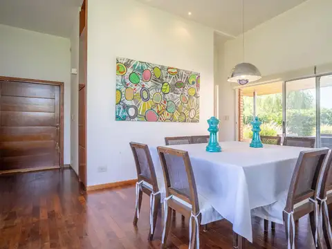 Casa de 3 dormitorios con cochera, jardín, solarium y piscina en Puerto Roldán