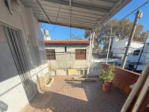 Casa de dos plantas con cochera en Pasaje Dumont al 1700