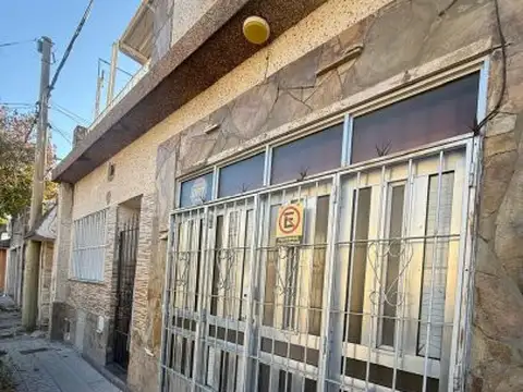 Casa de dos plantas con cochera en Pasaje Dumont al 1700