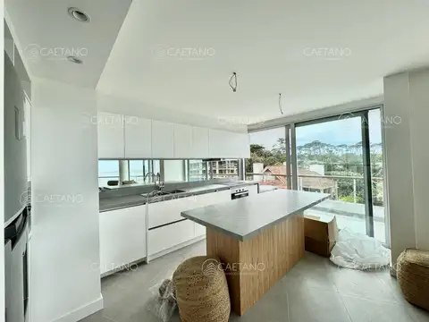 Venta apartamento  2 Dormitorios + Servicio. Playa Mansa, Punta del Este