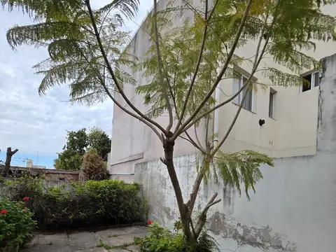 Casa en venta Centrica. De tres dormitorios, cocina, baño y amplio terreno. Centrica. Lista para  reciclar.