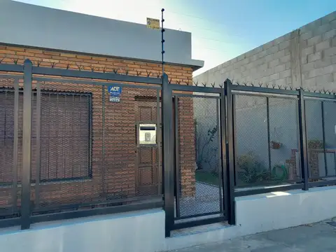 CASA 4 AMB. CON JARDÍN - APTO CRÉDITO- POMPEYA