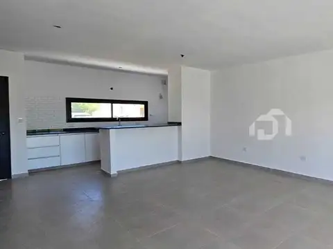 Casa 4 ambientes con 2 baños