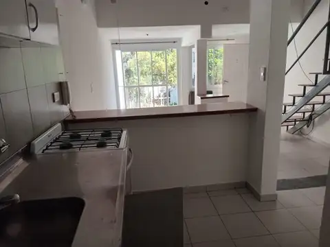 Depto Tipo Casa en Alquiler en Quilmes Oeste, $ 500.000