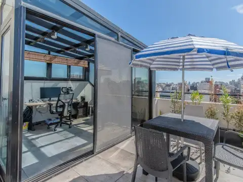 EN VENTA. VILLA URQUIZA. TRIPLEX 10° PISO. 3 AMB. TERRAZA PROPIA CON PARRILLA.