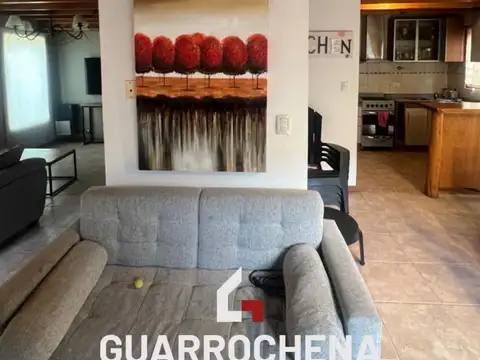 Casa 6 ambientes con 2 baños