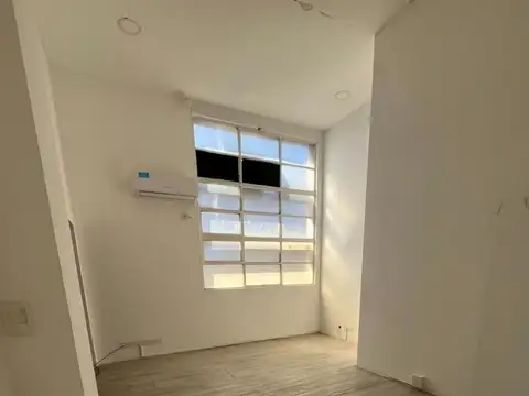 Oficina 4 ambientes con 8 baños