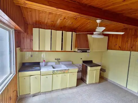 Casa 4 ambientes con 2 baños