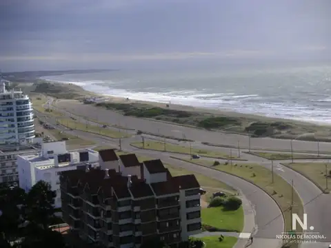 Apartamento en venta de 2 dormitorios en Punta del Este, frente al mar