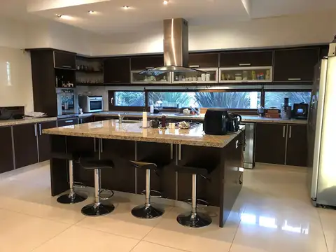 Casa 6 ambientes con 2 baños