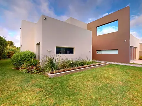 Chalet 5 Ambientes con piscina, jardín y cava - Concepcion Arenal al 6000