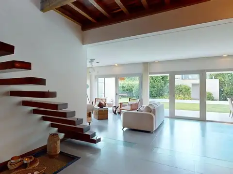 Casa en Venta con 3 cocheras