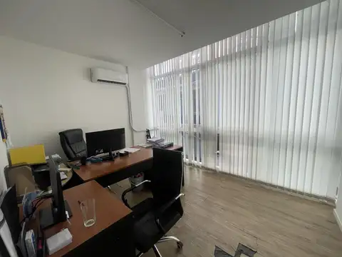 Oficina 10 ambientes con 5 baños