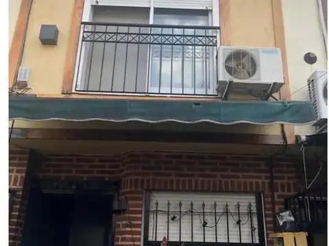 TRIPLEX 4 AMB. CON PATIO Y COCHERA