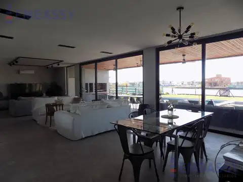 Casa en Venta con 2 cocheras