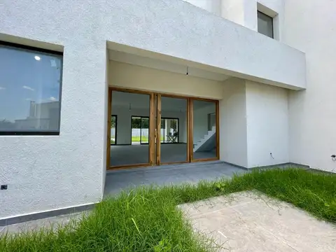 Casa 6 ambientes con 4 baños