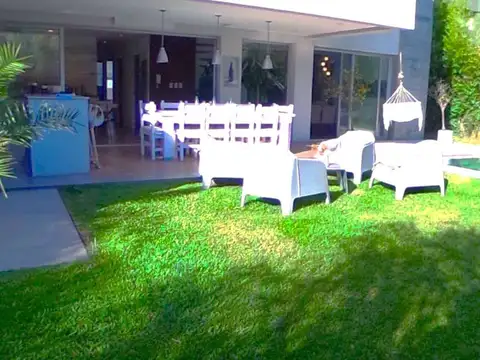 Casa en Venta con 2 cocheras