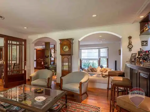 Casa 8 ambientes con 4 baños