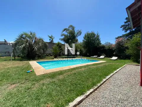 Excelente casa de dos plantas con piscina!