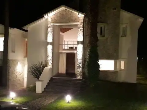 Casa 5 ambientes con 3 baños