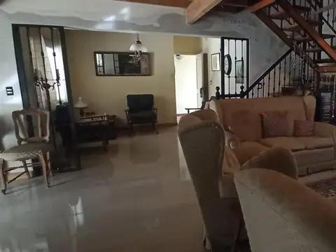 Casa 8 ambientes con 4 baños