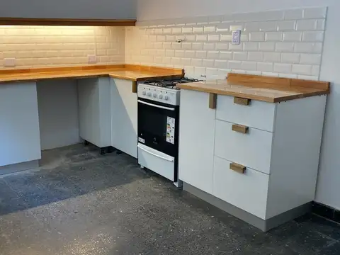 CASA 4 AMBIENTES CON FONDO Y COCHERA VILLA MAIPU.