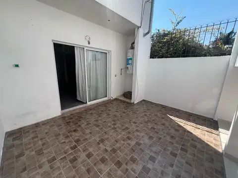 Hermoso PH de 2 ambientes con patio en Villa Dominico.