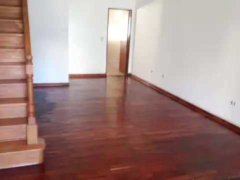 Casa en venta en Olivos - DUPEX EN 3 PLANTAS, 1 SUITE, PLAY ROOM CON BAÑO, ENTRADA AUTO, FONDO LIBRE