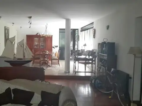 Casa en Venta con 3 cocheras