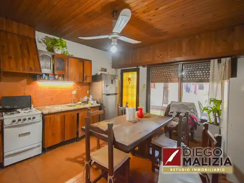 Venta Casa 4 ambientes en Banfield con jardín y local comercial