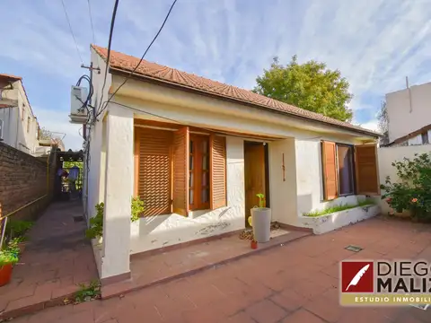 Venta Casa 4 ambientes en Banfield con jardín y local comercial