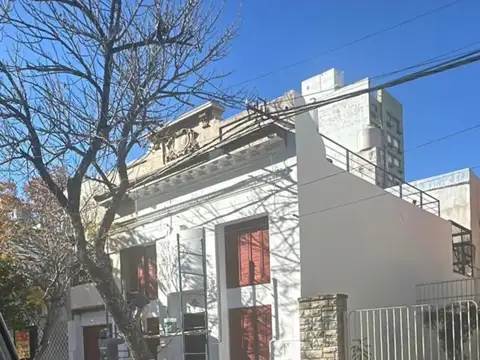 Casa 3 Dormitorios  y Comodin -  Zona Arroyito-  Cochera - Patio- Parrillero - amplia terraza-...