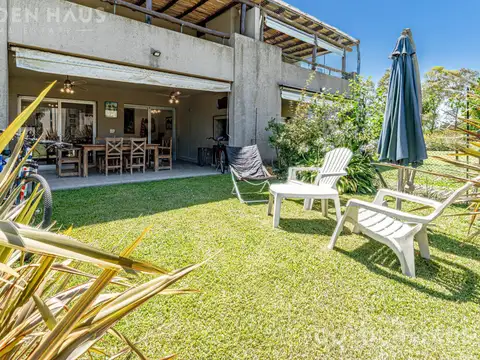 Dúplex de 3 ambientes con balcón, quincho con parrilla y jardín - cochera