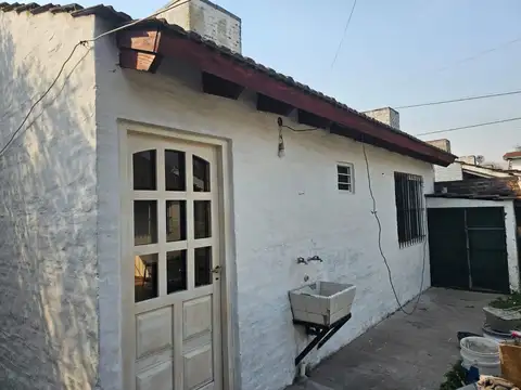 Lotes con 4 viviendas construidas en  calle Almirante Brown - Pilar