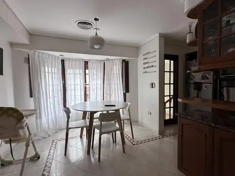 Casa en Alquiler con 4 cocheras