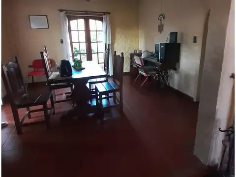 CHALET 6 AMB. EN TRES PLANTAS - 234 M2.  - SAN CARLOS