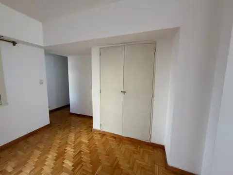 AMPLIO MONOAMBIENTE AL FRENTE CON BALCÓN  - EXCELENTE UBICACIÓN