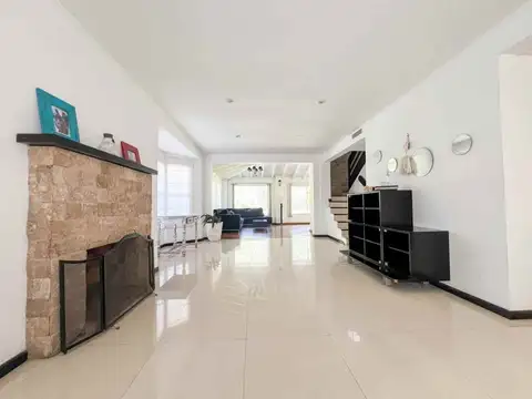 Casa en Venta con 4 cocheras