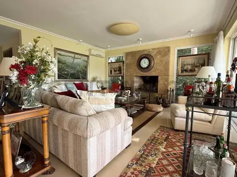 Casa con 6 dormitorios en Venta con Lote a la Laguna Central Barrio Santa Bárbara